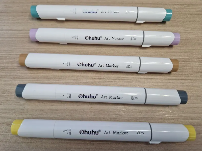 Cinq feutres Ohuhu Honolulu B fermés, avec les mentions brush et fine imprimées sur le corps